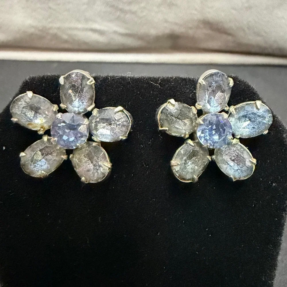 Floral Screw Back Earrings Women OS Grey Lavender Vintage‎ Costume Jewelry